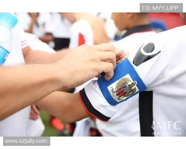 足球明星短袖造型大赏尽显运动魅力与时尚风范的精彩瞬间