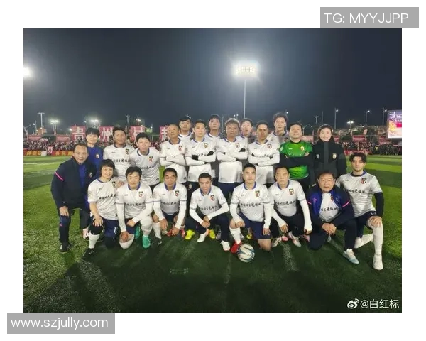 国外足球明星抵达中国引发热烈欢迎粉丝齐聚机场争相合影留念